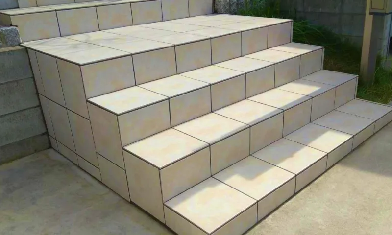 タイル（自然石）：300角